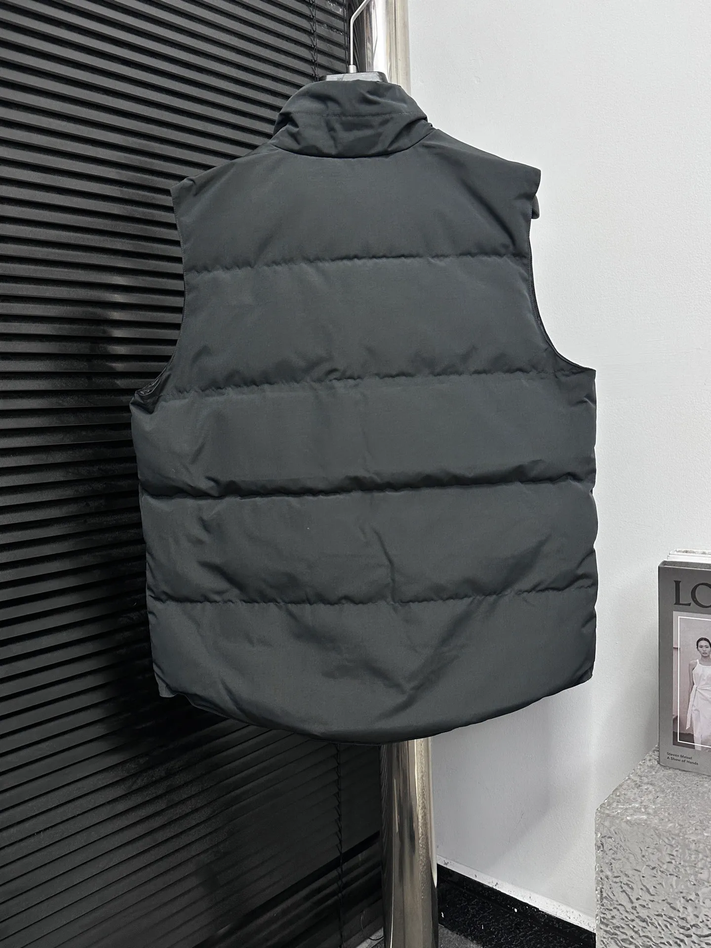 P360 [Canada Goose] Canada Goose black label #Freestyle Crew 4151mb men’s and women’s vest down ➖ Imported Behringer embroidery machine with customized 10,000-needle embroidery label! ➖ Imported 21-count polyester-cotton blended original fabric, using Feather-Light 10D waterproof coating fabric, made of 84.5% polyester fiber and 15.5% cotton, 100% the best feel in the entire network! ➖ The genuine official website uses the national standard 80 white duck down, and will never be misled by false claims such as 90 down or goose down! ➖ 100% nylon nylon lining with double double-layer sealing design to prevent velvet from running away. Top-grade polar fleece is used in the collar and pockets to keep warm and comfortable! ➖ Yoshida YKK provides original custom-made electroplated sliders. YKK two-way lockable zippers are tight and smooth and will not peel off paint! ➖ 3M composite original Velcro is durable, and all accessories and hardware are disassembled and customized! ⛔No slander, no exaggeration, no need for too much copywriting, because it is focused, it is professional!  SIZE: XS S M L XL XXL
